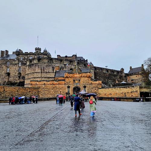 Edinburghin linna: historia, museot, näkymät ja Skotlannin kruununjalokivet